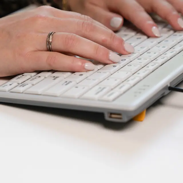 ergonomisch toetsenbord dat polsen ontlast